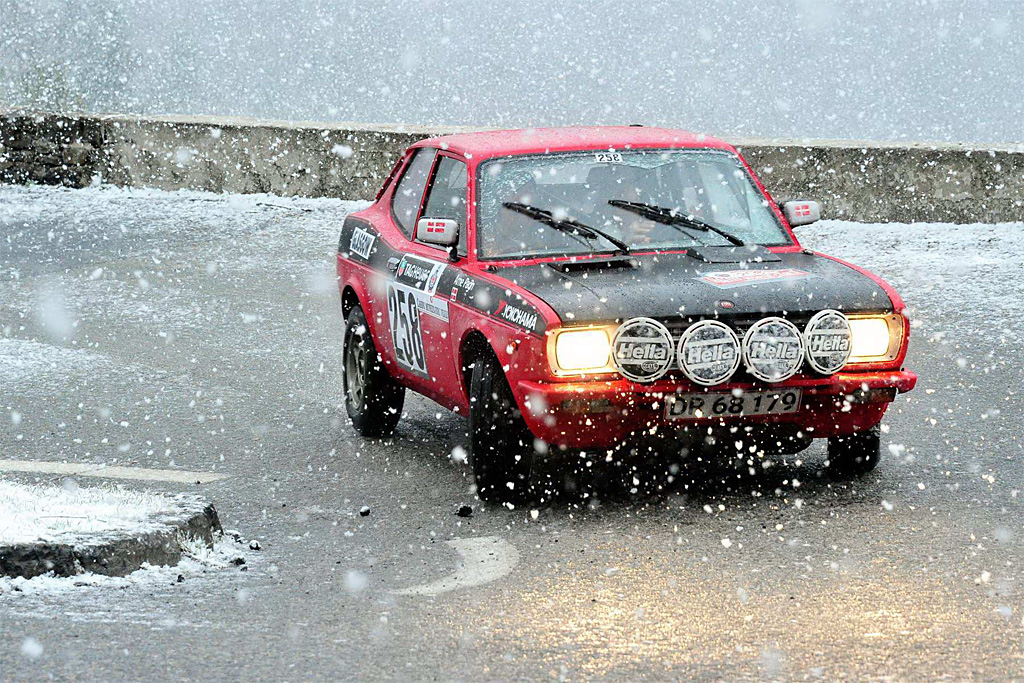 I tæt snevejr runder Lars Bækkelund og Arne Pagh en hårnål på en bjergvej med deres Fiat 128 Coupe under sidste års Rallye Monte-Carlo Historique
(Foto: Michael Eisenberg)